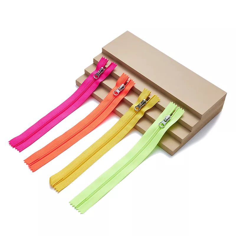 Fermeture éclair en nylon léger.