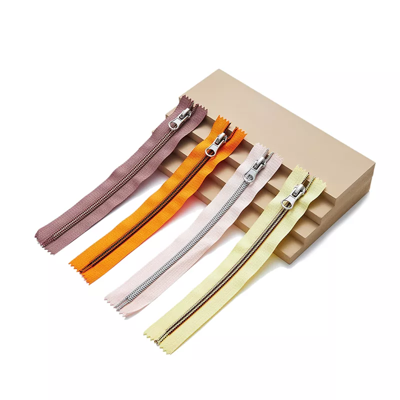 Fermeture éclair enduite de nylon.