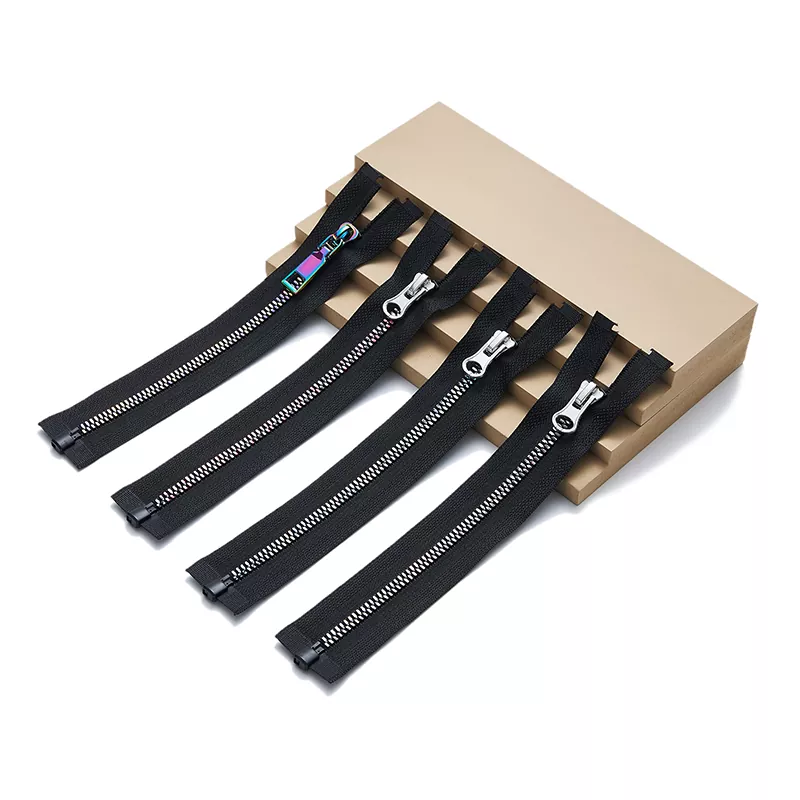 Fermeture éclair recouverte de plastique.