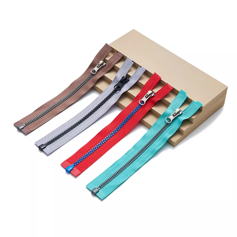 Fermeture à glissière en plastique avec dents de forme spéciale